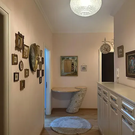 Modern 2br With Living And Private Garage 아파트 Kashari